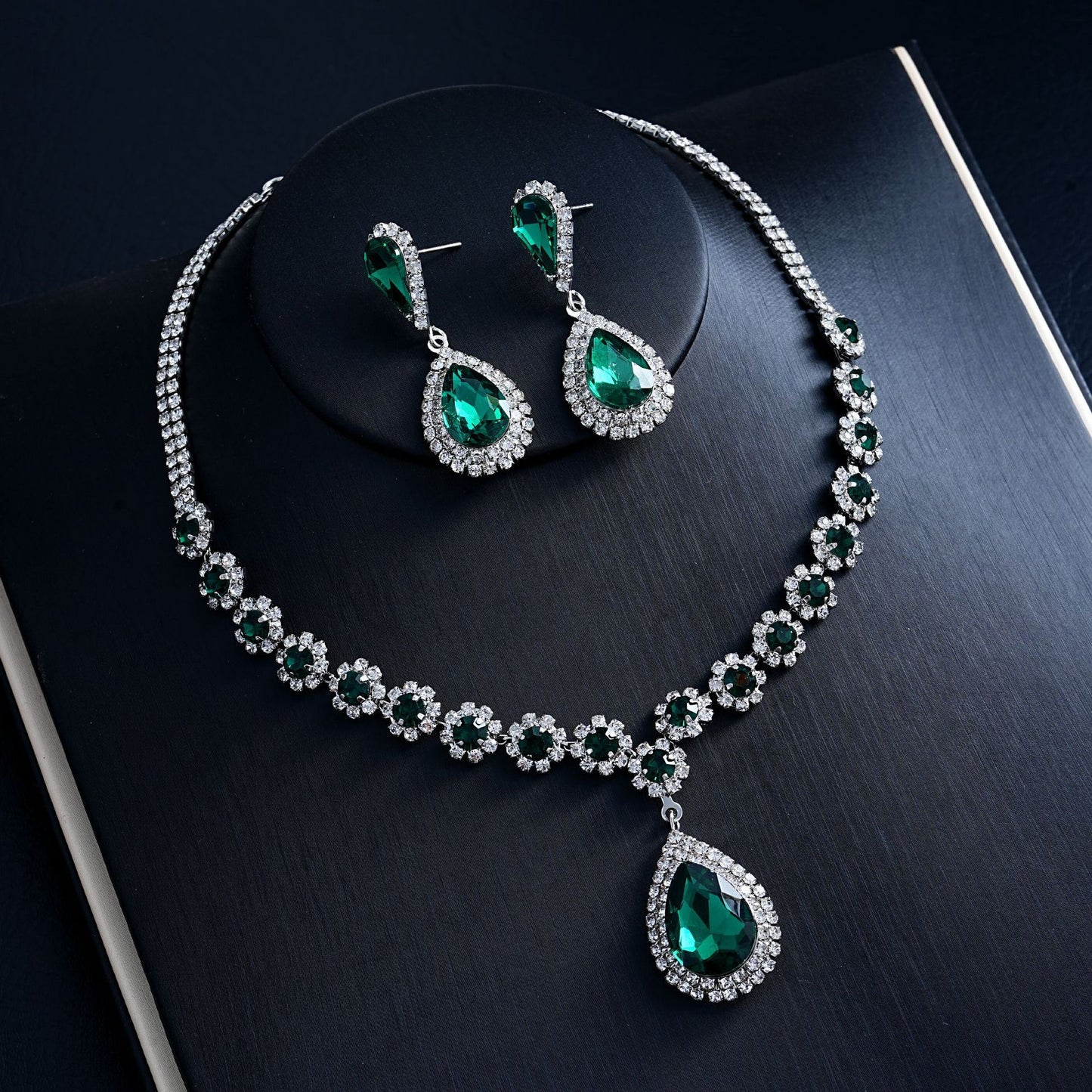 Emerald Radiance Luxury Necklace & Earring Set