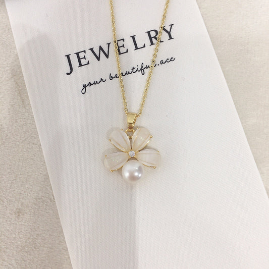 Elegant Flower Pearl Pendant Necklace for Women