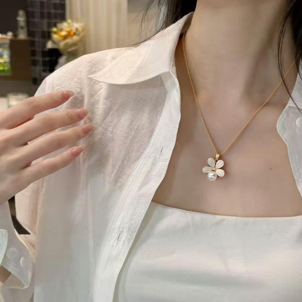 Elegant Flower Pearl Pendant Necklace for Women
