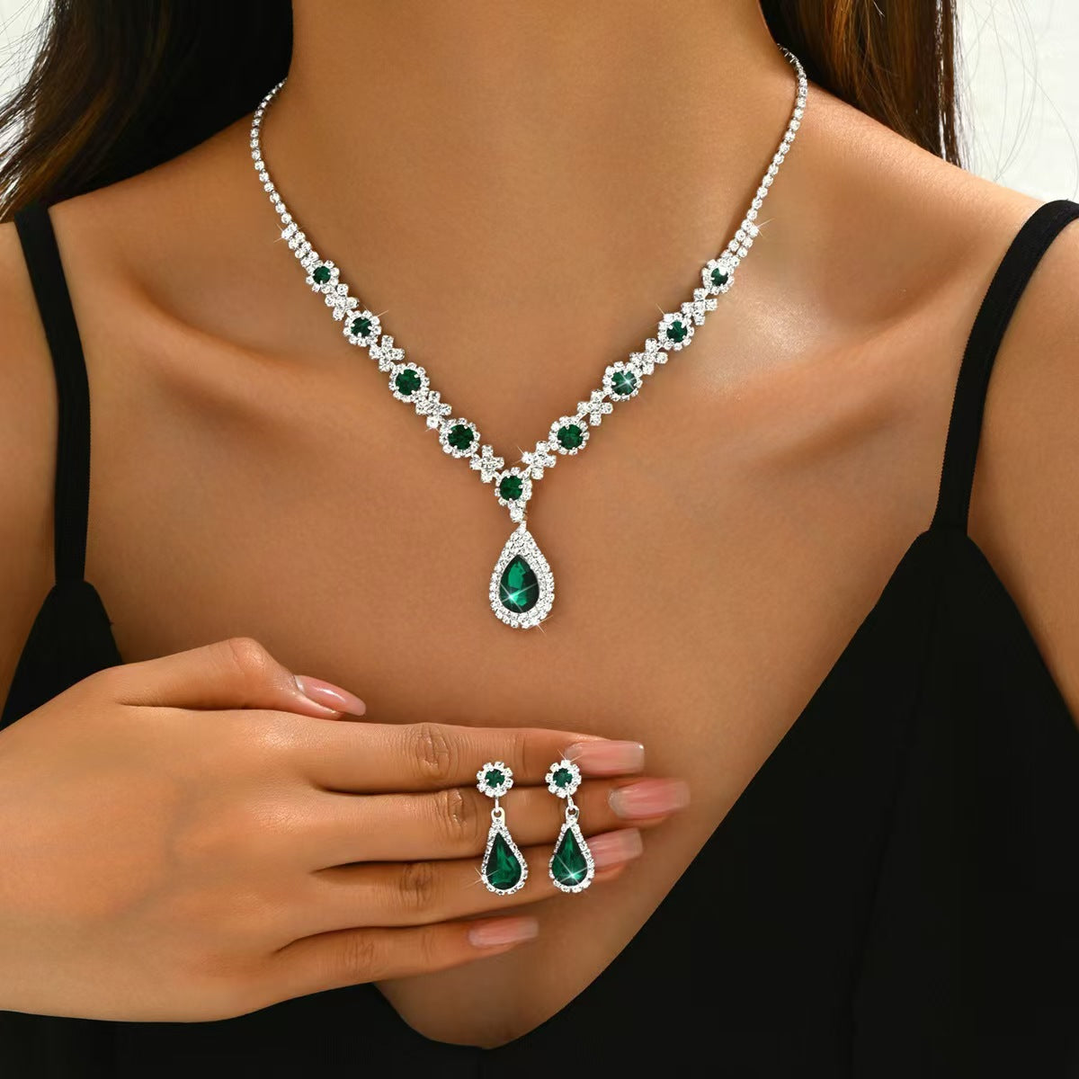 Emerald Radiance Luxury Necklace & Earring Set